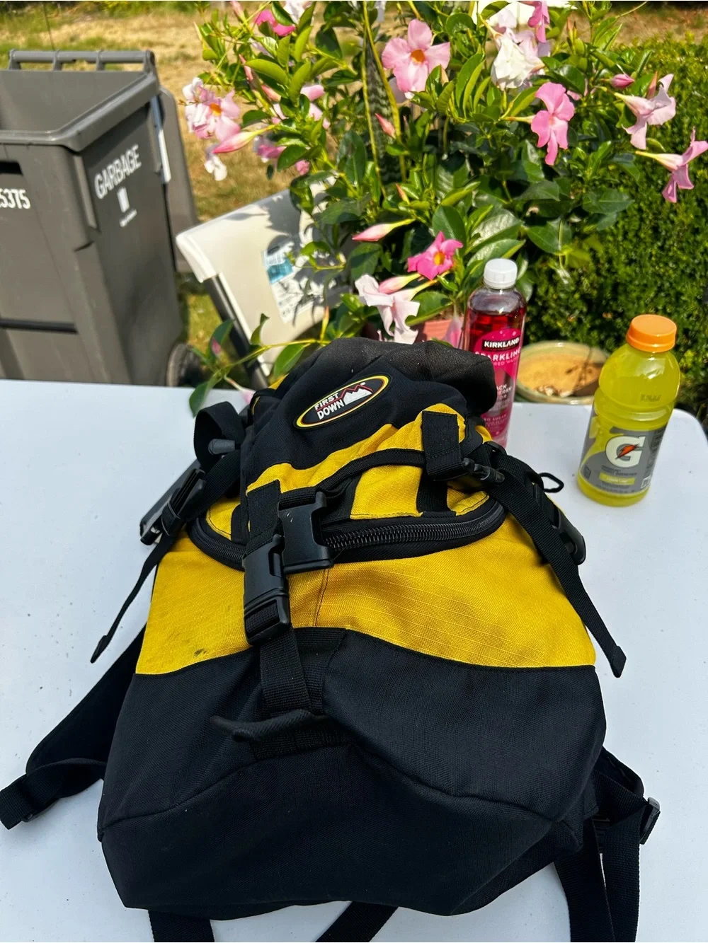 First down Men’s Yellow & Black Hiking Backpack Sz 18”x12”x8”